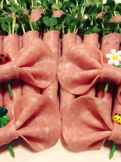 かいわれのサラミハム巻き。(リボン付き)-レシピのメイン写真