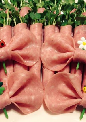 かいわれのサラミハム巻き。(リボン付き)-レシピのメイン写真