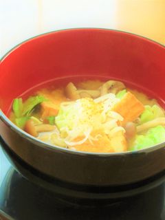 〖 厚揚げと春キャベツとしめじの味噌汁〗-レシピのメイン写真