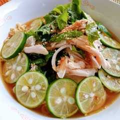 รูปของ すだちとサラダチキンで♪偏愛アジアン拉麺