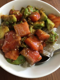 サーモンとアボカドのポキ丼-レシピのメイン写真