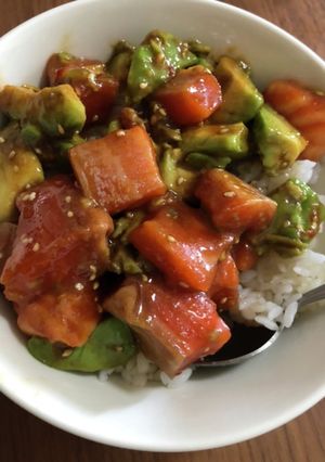 サーモンとアボカドのポキ丼-レシピのメイン写真