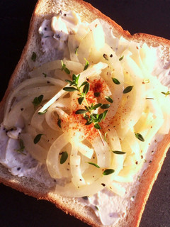 酢玉ねぎ&クリームチーズのオープンサンド-レシピのメイン写真