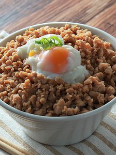 そぼろ丼の温玉落とし-レシピのメイン写真