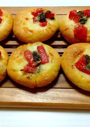 トマトとモッツァレラの総菜パン-レシピのメイン写真
