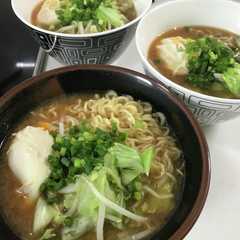 รูปของ ポーチドエッグと野菜炒め入り味噌ラーメン