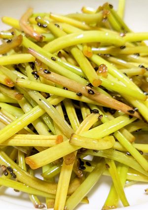 サツマイモの茎の麺つゆバター炒め-レシピのメイン写真