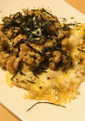 毎日の納豆●鶏皮とチーズのカリッと焼き添-レシピのメイン写真