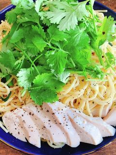 サラダチキンとパクチーのエスニックパスタ-レシピのメイン写真
