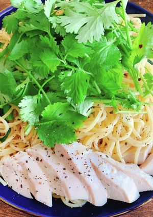 サラダチキンとパクチーのエスニックパスタ-レシピのメイン写真