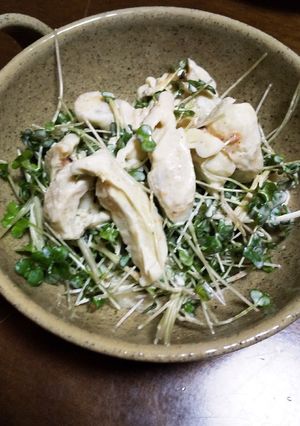 鶏皮とブロッコリースプラウトの梅マヨ和え-レシピのメイン写真
