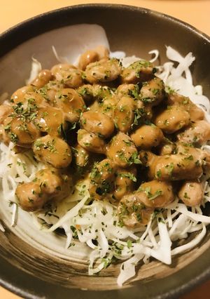 毎日の納豆●キャベツの千切りサラダと-レシピのメイン写真