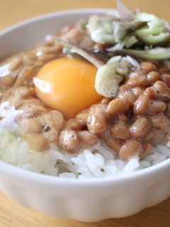 【まずいレシピ】納豆卵かけご飯+ミョウガ-レシピのメイン写真