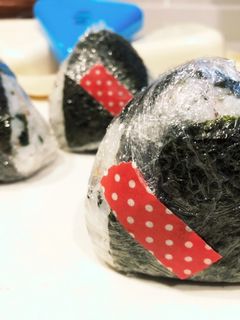 今日はおにぎり弁当(しそワカメ)-レシピのメイン写真
