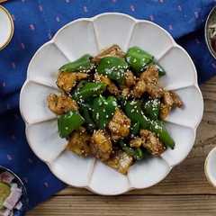 รูปของ 鶏肉とピーマンの甘辛カレー炒め
