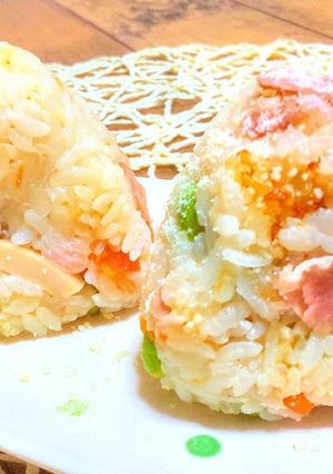 ハムと野菜と茸の五目炊飯器ピラフおむすび-レシピのメイン写真