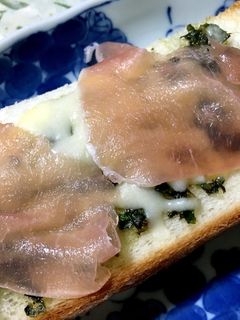 バジルソースで簡単!生ハムピザパン-レシピのメイン写真