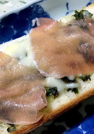 バジルソースで簡単！生ハムピザパン-レシピのメイン写真