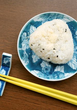粉チーズ＆ごま塩のおにぎり-レシピのメイン写真