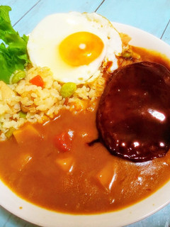ハムピラフハンバーグ目玉焼きカレー-レシピのメイン写真