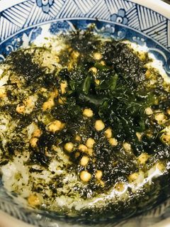 朝のお茶漬け●お茶漬けの素+乾燥わかめ-レシピのメイン写真