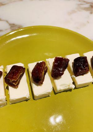 デーツにクリームチーズ♪-レシピのメイン写真