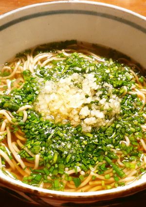 生ニラ&玉葱の温かい蕎麦-レシピのメイン写真