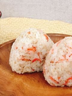 サクラエビとすりごまのふんわりおにぎり-レシピのメイン写真