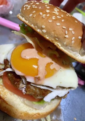 肉肉しい食べ応えありのグルメバーガー-レシピのメイン写真