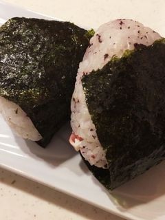 ゆかりとカニカマ のおにぎり-レシピのメイン写真
