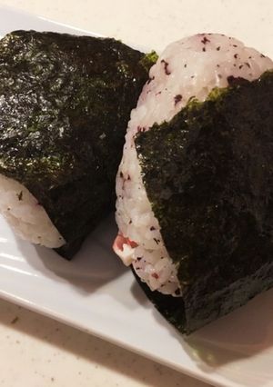 ゆかりとカニカマ のおにぎり-レシピのメイン写真