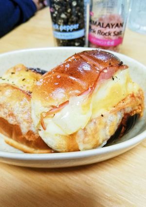 バターロールでハムポテト焼きチーズサンド-レシピのメイン写真