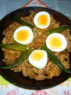 デミグラス味の焼きうどん・ゆで卵載せ-レシピのメイン写真