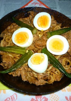 デミグラス味の焼きうどん・ゆで卵載せ-レシピのメイン写真