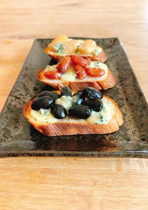 ゴルゴンゾーラと煮豆のブルスケッタ-レシピのメイン写真