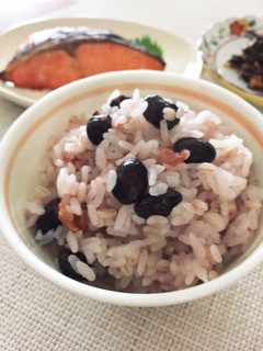 ほんのり桃色♡煎り黒豆ご飯-レシピのメイン写真