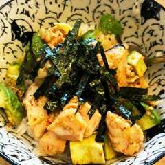 รูปของ コストコのサーモンポキのアボカド丼