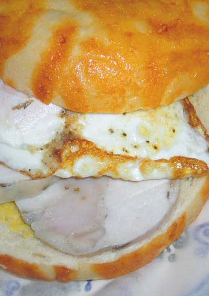 とりハムと目玉焼きの簡単親子サンド-レシピのメイン写真