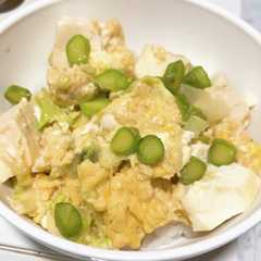 รูปของ こどもごはんにも！緑野菜の卵豆腐丼