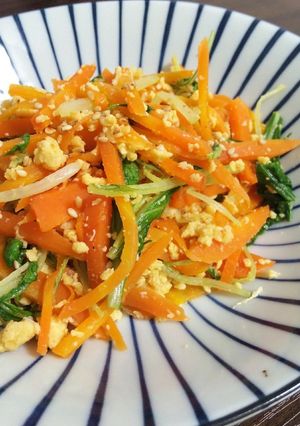 食卓が華やかに☆水菜と人参のしりしり-レシピのメイン写真