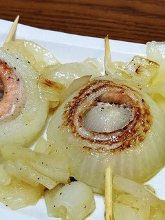秋鮭ハラスのたまねぎグルグル焼き。-レシピのメイン写真