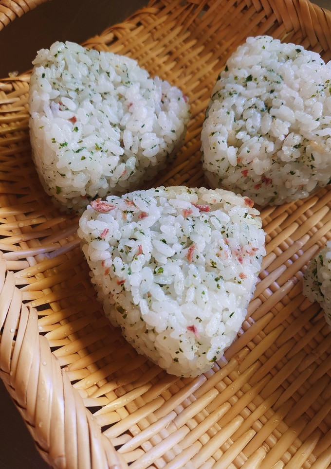 菜飯の素と梅子のおにぎり-レシピのメイン写真
