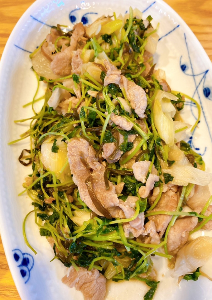 豆苗と豚こまの塩昆布炒め-レシピのメイン写真