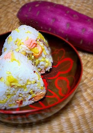 【鮭おにぎり】with サツマイモ-レシピのメイン写真
