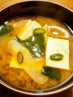 浜納豆入り 豆腐、葱、若布のお味噌汁 -レシピのメイン写真