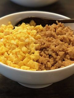 簡単!2色の鶏そぼろ丼♫-レシピのメイン写真
