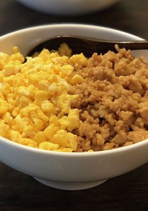簡単!2色の鶏そぼろ丼♫-レシピのメイン写真