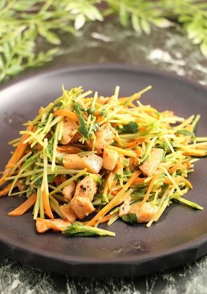 簡単!銀鮭と豆苗のピリ辛炒め-レシピのメイン写真