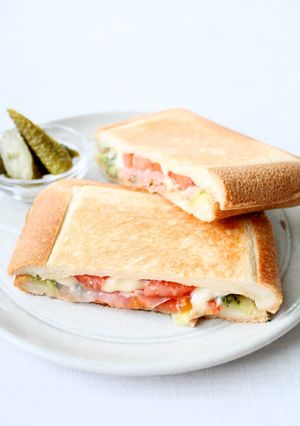 皆大好きな【ホットサンド（トマトチーズ）-レシピのメイン写真