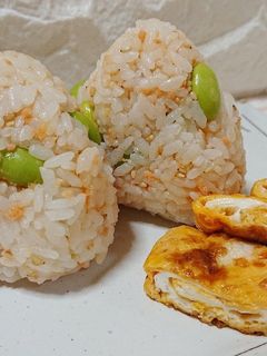 ごま油 香る 鮭と枝豆のおにぎり♪-レシピのメイン写真
